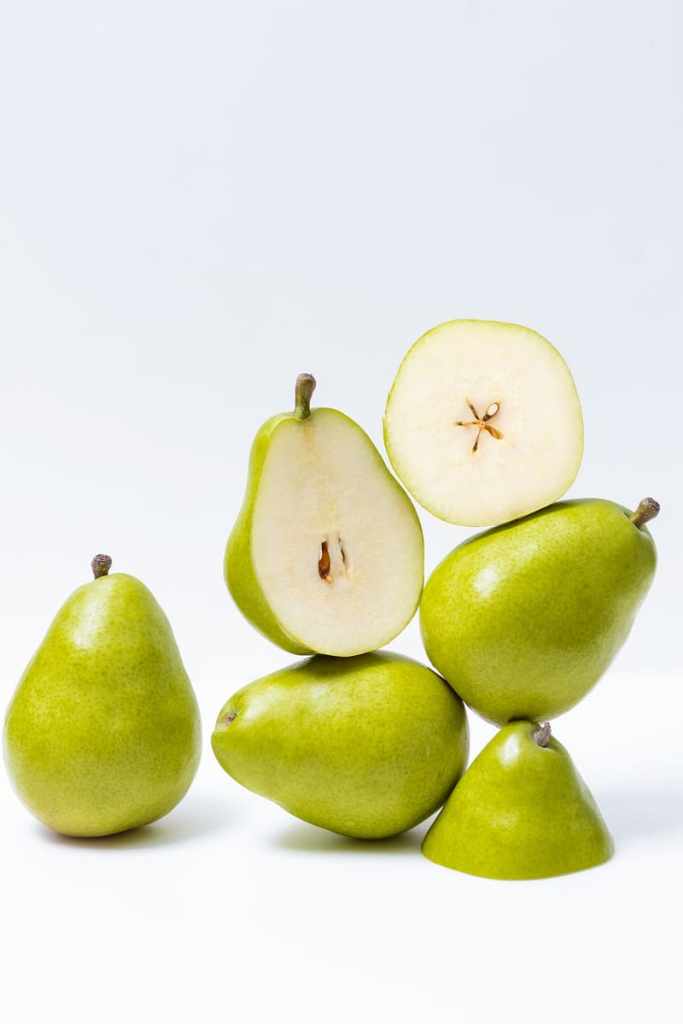 Varias peras color verde.
