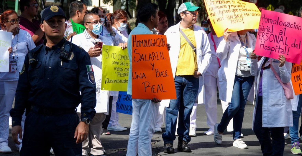 ¿Qué exigen? Doctores y enfermeras protestan en varias zonas de CDMX