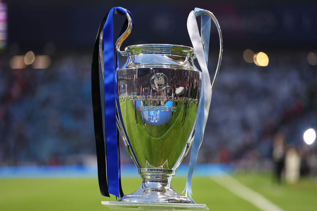 Los colores del Manchester City e Inter ya lucen en el trofeo de la Champions League
