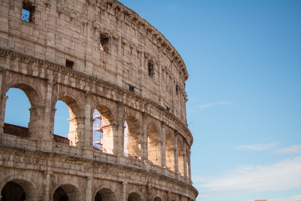 Turista grabó su nombre en el Coliseo de Roma.