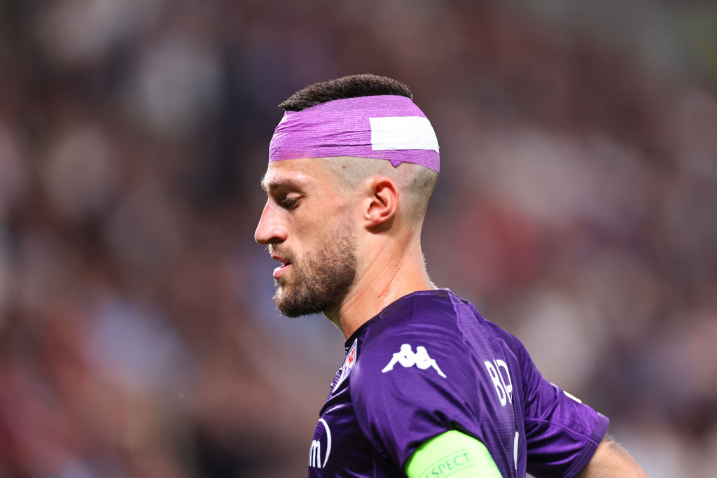 Aficionados del West Ham provocan herida a jugador de la Fiorentina en la final del Conference League
