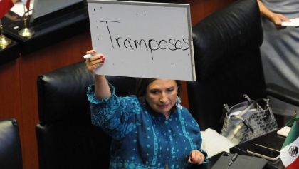 Xochitl Gálvez, senadora del PAN, escribe la palabra "Tramposos" luego de que el dictamen regresara a comisiones.