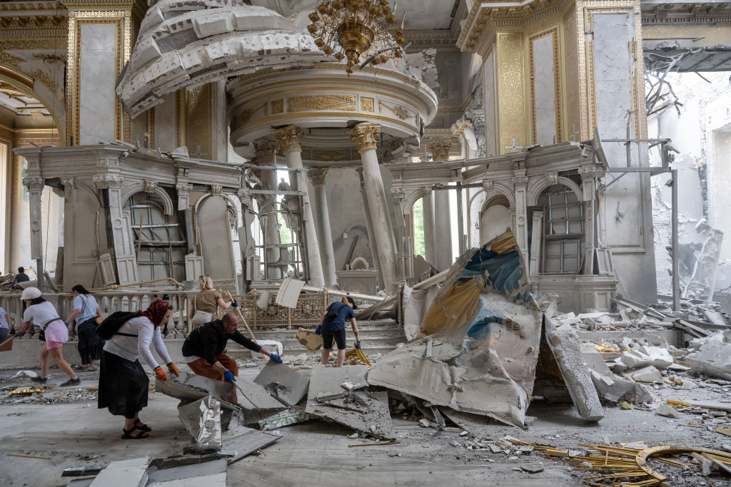 Nuevo bombardeo de Rusia contra Odesa dejó varios muertos y daños contra 25 monumentos