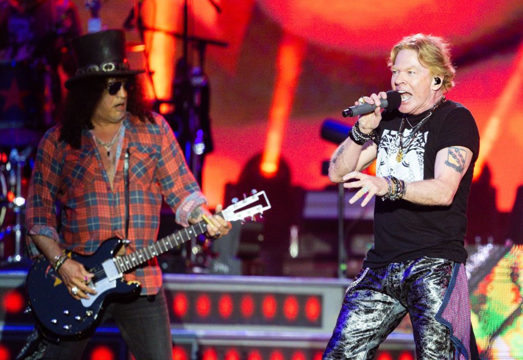 Axl Rose se cayó (medio gacho) en pleno concierto de Guns N' Roses