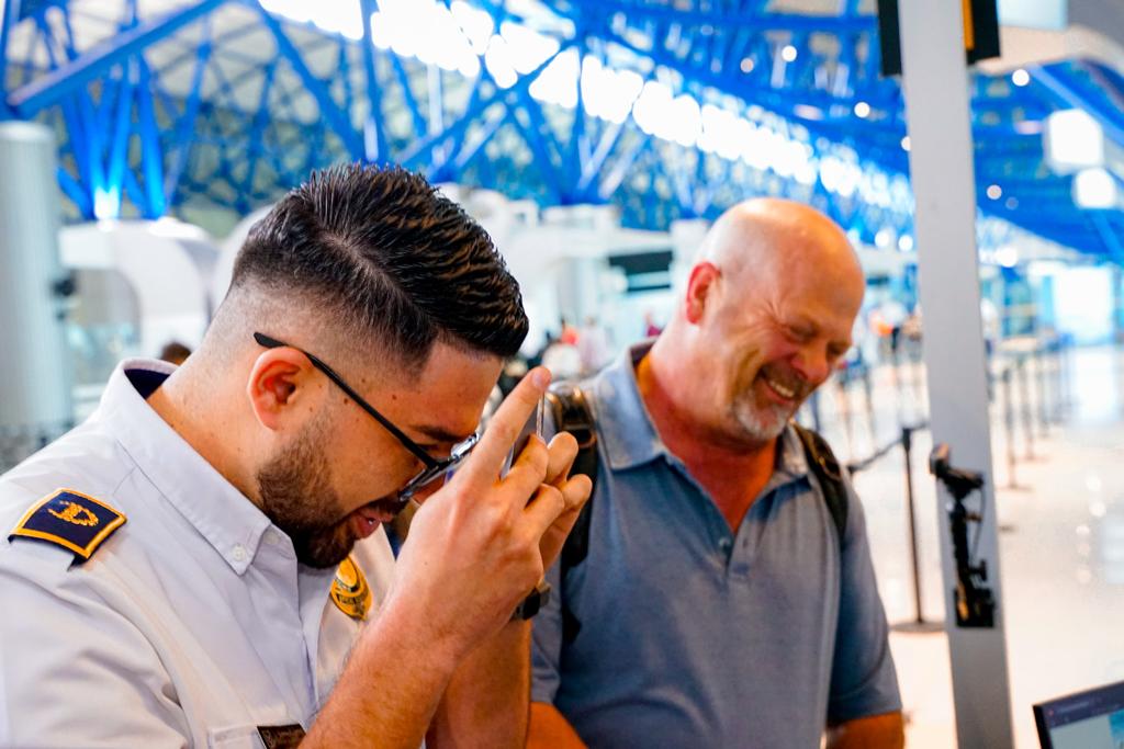 "No lo sé, Rick": El épico troleo a Rick Harrison en el aeropuerto de El Salvador