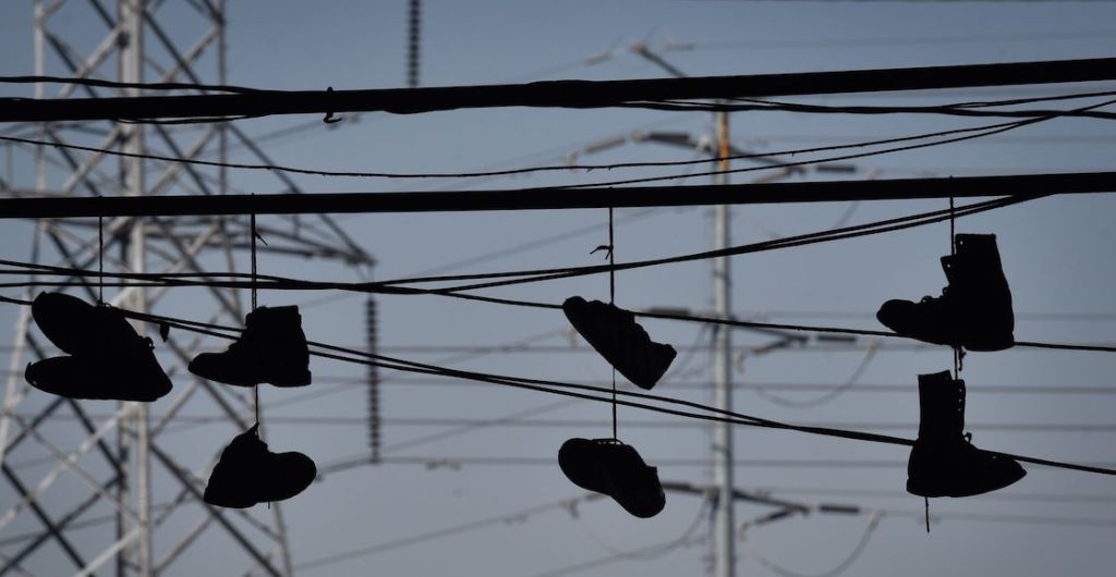 Cuatro pares de calzado en cables que rodean la Central de Abastos (CEDA).