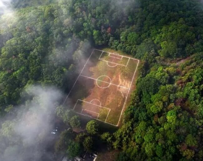 La cancha de futbol en el cráter de un volcán de Xochimilco