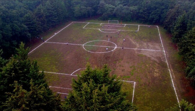 La cancha de futbol en el cráter de un volcán de Xochimilco