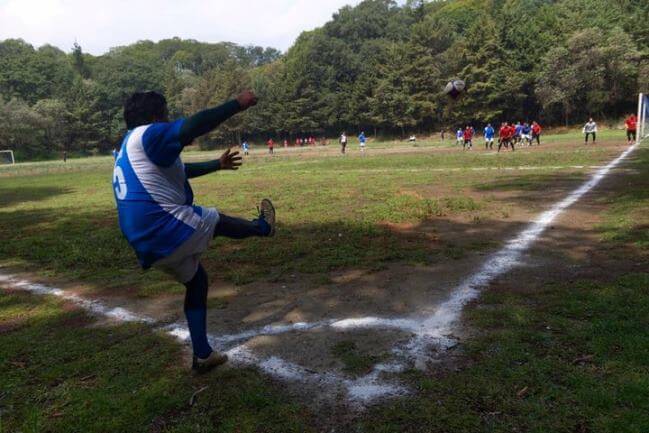 La cancha de futbol en el cráter de un volcán de Xochimilco