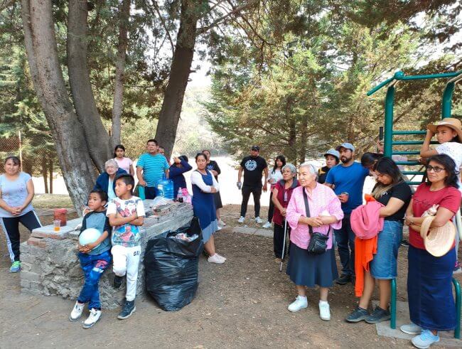 La cancha de futbol en el cráter de un volcán de Xochimilco