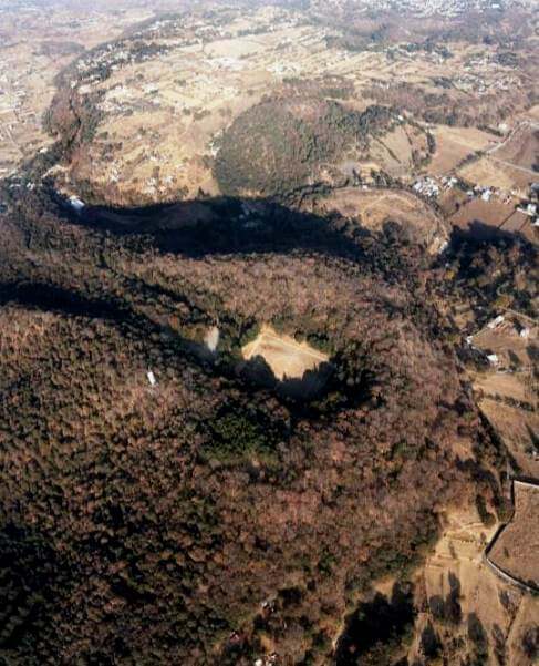 La cancha de futbol en el cráter de un volcán de Xochimilco