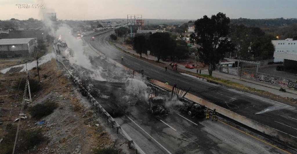 Cierran la México-Querétaro por durísimo choque múltiple de tráileres