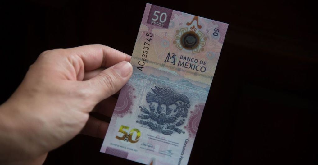 ¿Por qué el peso mexicano rompió la barrera de los 17 ante el dólar?