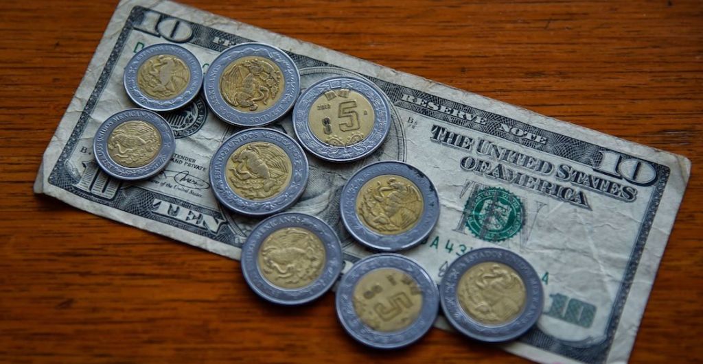 ¿Por qué el peso mexicano rompió la barrera de los 17 ante el dólar?