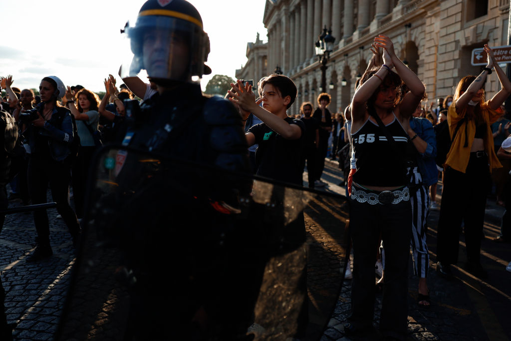 Emmanuel Macron culpa a redes sociales y videojuegos por las protestas en Francia