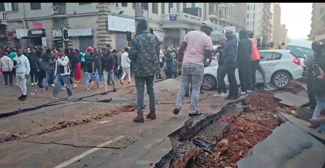 Fotos y videos de una explosión de gas que destruyó una calle en Johannesburgo