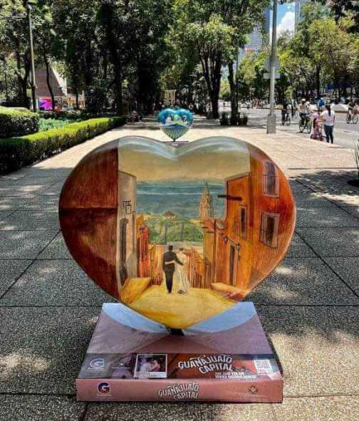 La Expo de corazones gigantes en Reforma