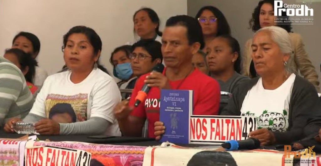 Familias de los 43 exigen a AMLO respuesta al último informe del GIEI: "Nos está fallando"