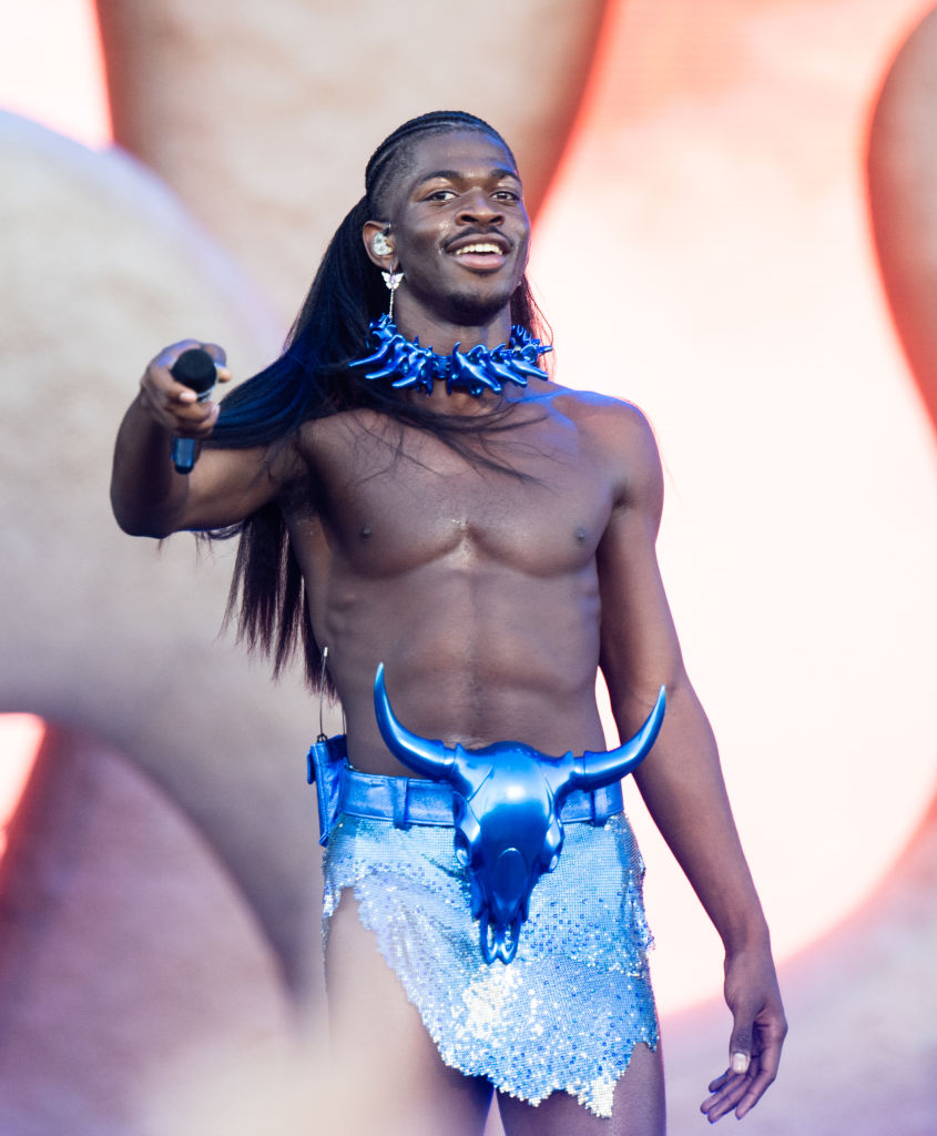 Incomodidad nivel: Le lanzan un juguete sexual a Lil Nas X en pleno concierto 