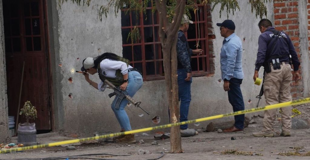Comienzan las investigaciones en las calles de la localidad de La Ruana, dónde el día de ayer fue asesinado el ex líder autodefensa Hipólito Mora.