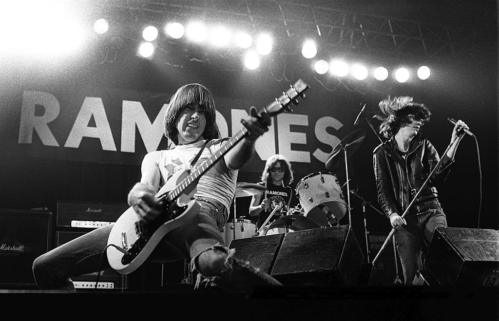 La historia de "The KKK Took My Baby Away" y el triángulo amoroso que "separó" a los Ramones