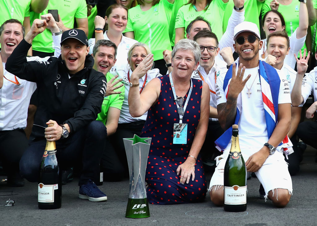 Lewis Hamilton y su madre, en el GP de México de 2017