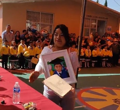 Mamá lleva foto de su hijo fallecido a su graduación y el video te hará llorar