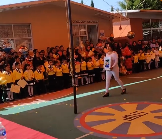 Mamá lleva foto de su hijo fallecido a su graduación y el video te hará llorar