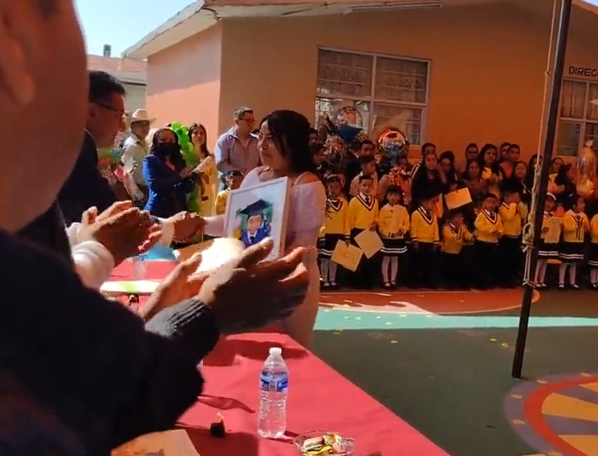 Mamá lleva foto de su hijo fallecido a su graduación y el video te hará llorar