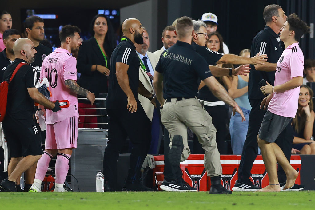 Un espontáneo se metió a la cancha cuando Messi salió de cambio