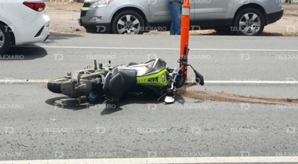 Motociclista queda inmóvil tras choque y hasta veladora le pusieron pensando que murió