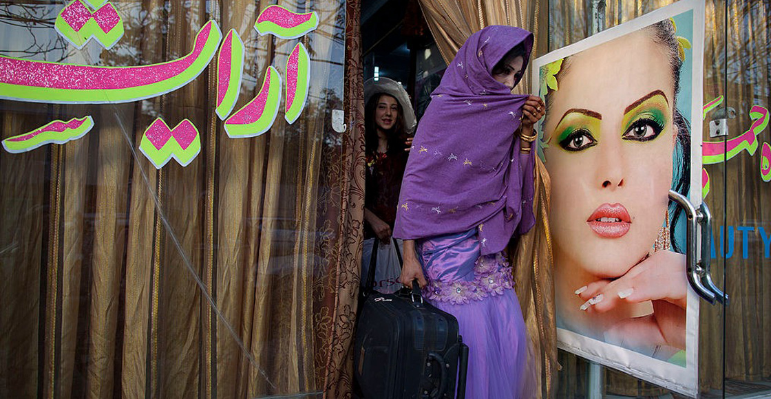 Y siguen: Talibanes prohíben los salones de belleza en Afganistán