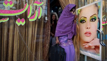 Y siguen: Talibanes prohíben los salones de belleza en Afganistán