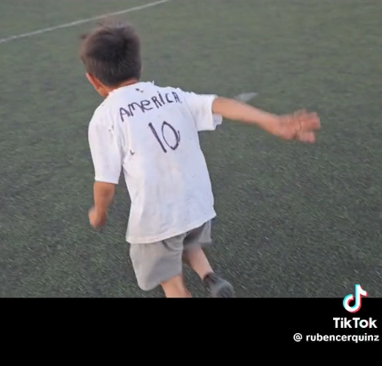 Niño llora de emoción al recibir una playera del América