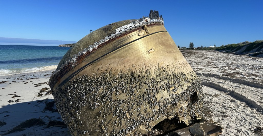 ¿Una nave espacial? Encontraron extraños restos en una playa de Australia