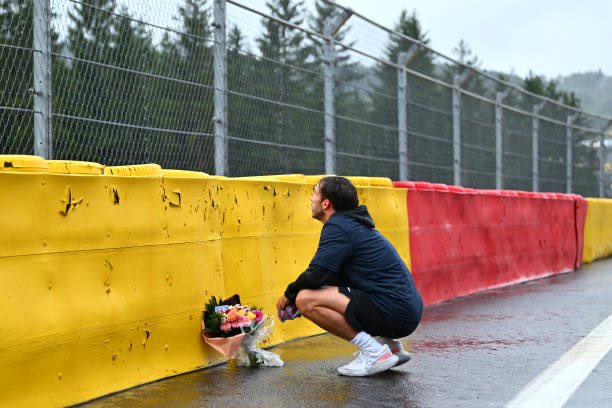 Como cada año, Pierre Gasly lleva un ramo de flores