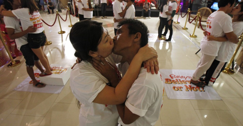 ¿Por qué eliminaron el récord Guinness al beso más largo de la historia?
