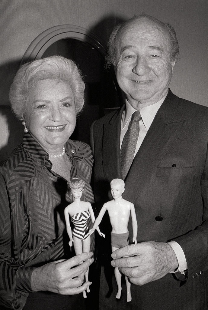 Ruth y Elliott Handler, fundadores de Mattel con unas Barbies