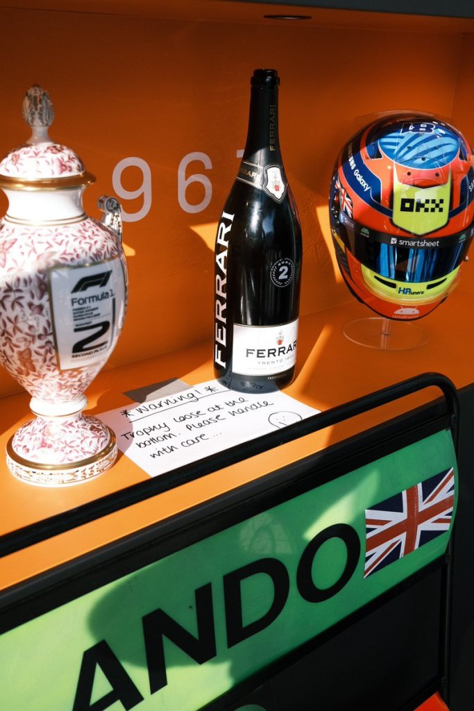 Así pedia cuidado McLaren con el trofeo de Lando Norris