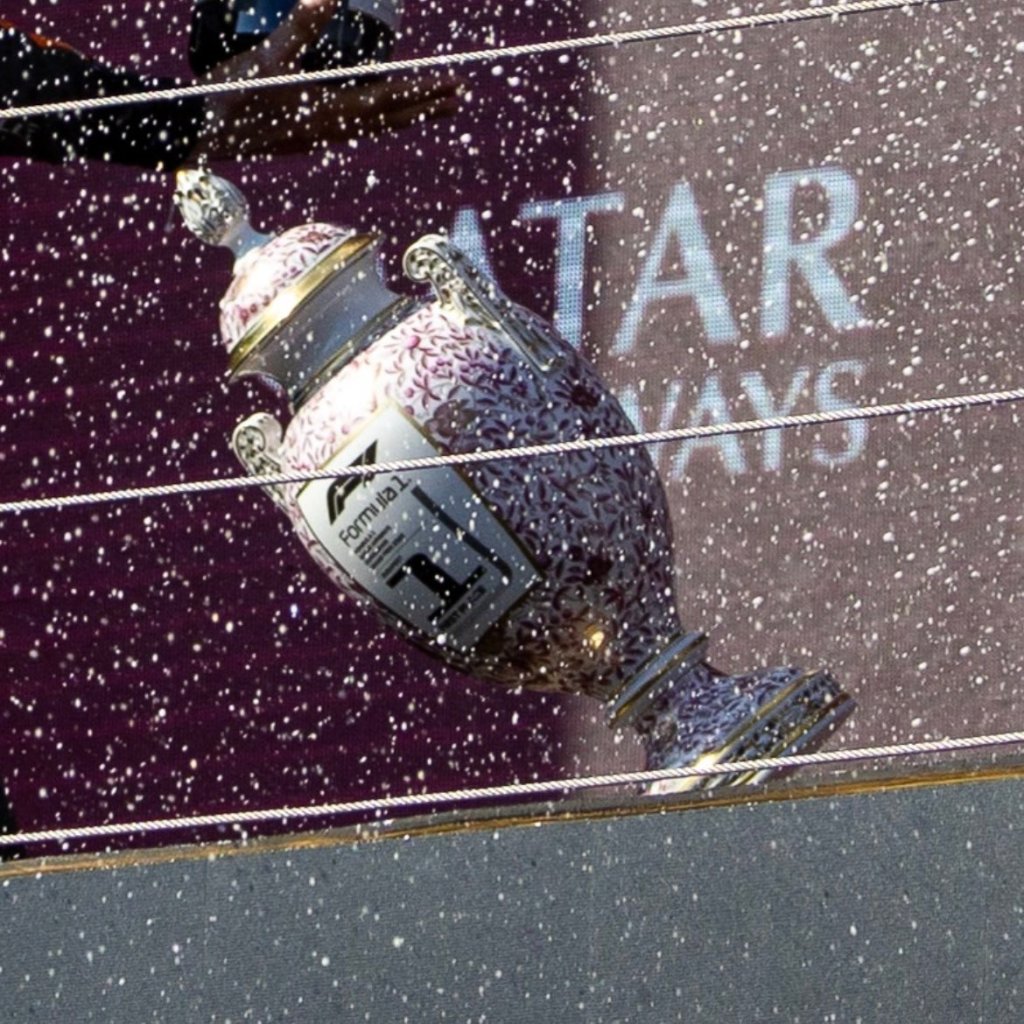 El trofeo de Max Verstappen quedó hecho trizas