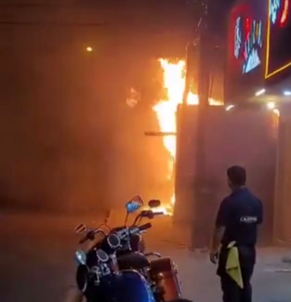 Videos muestran cómo un sujeto provocó el incendio en bar de Sonora