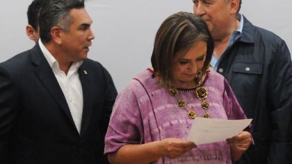 Xochitl Gálvez revisa el documento que entregaría al dirigente del PRI.