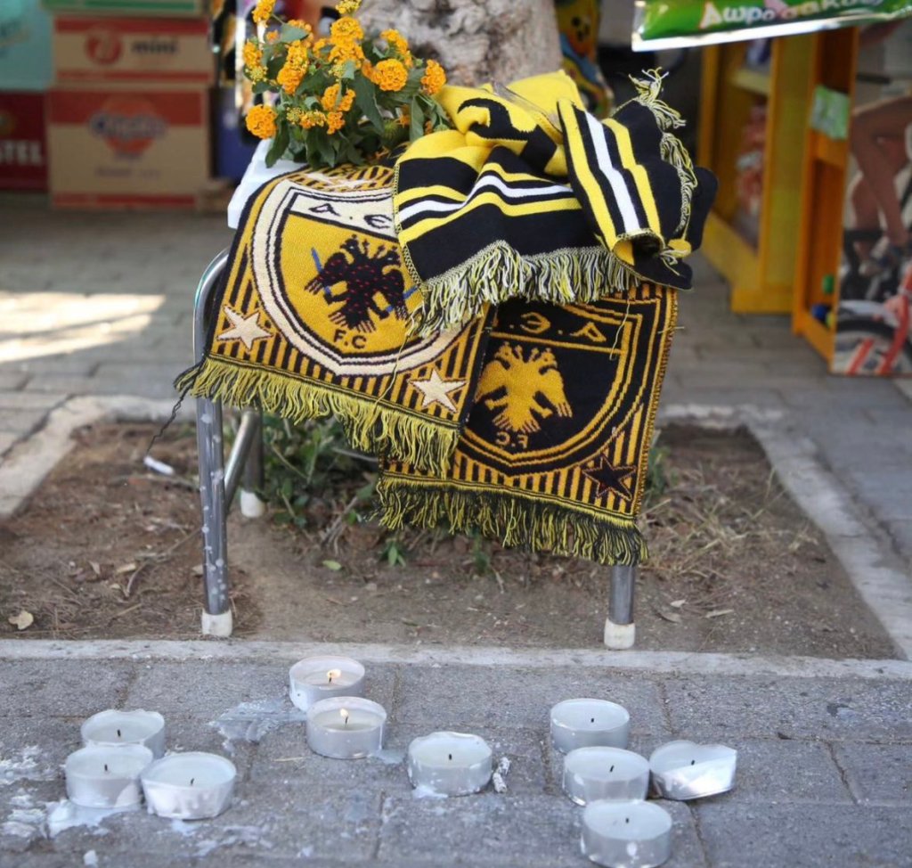 Aficionados del AEK rinden homenaje al joven fallecido tras el enfrentamiento contra el Dinamo de Zagreb