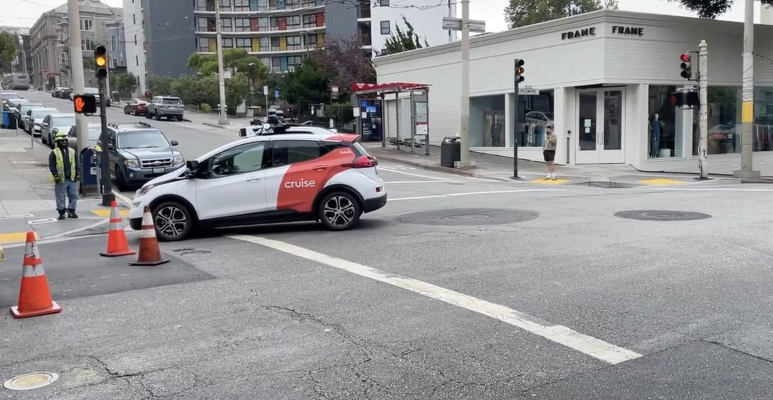 El futuro... tiene complicaciones: Coches autónomos paralizan el tránsito porque se quedaron sin Wi-Fi