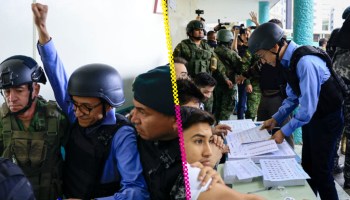 Y en Ecuador: Candidato presidencial vota con casco y chaleco antibalas ante inseguridad
