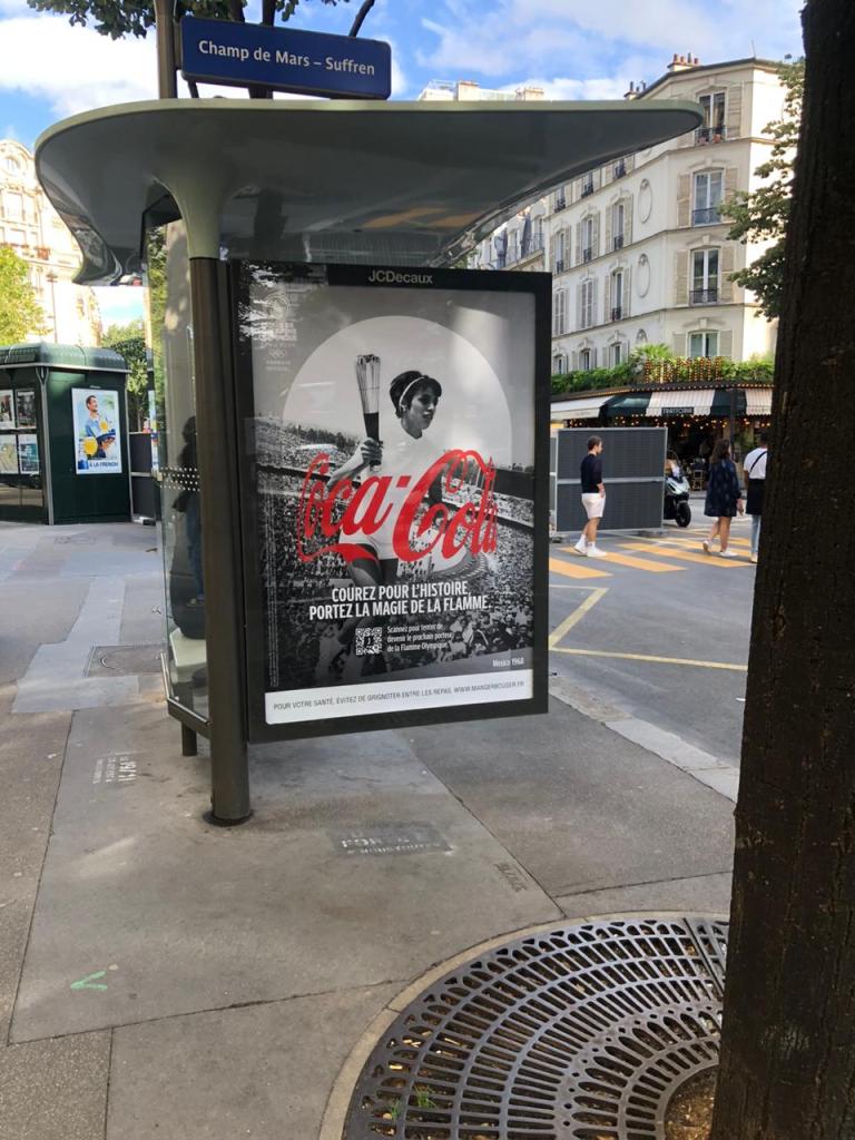 La imagen de Enrique Basilio en las calles de París
