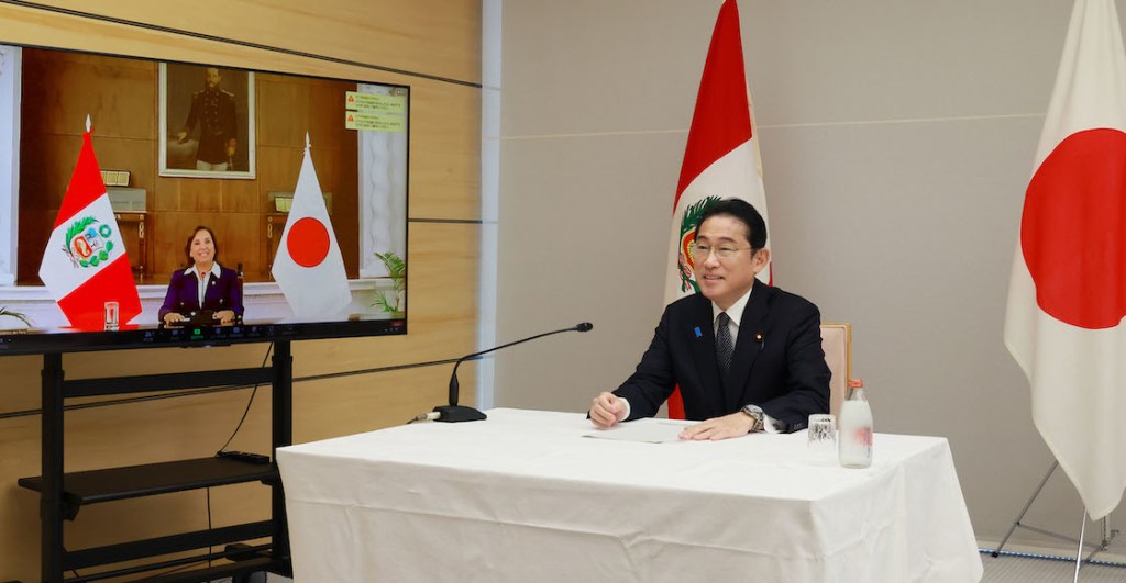 Primer ministro de Japón come pescado de Fukushima para... mostrar que no hay riesgos