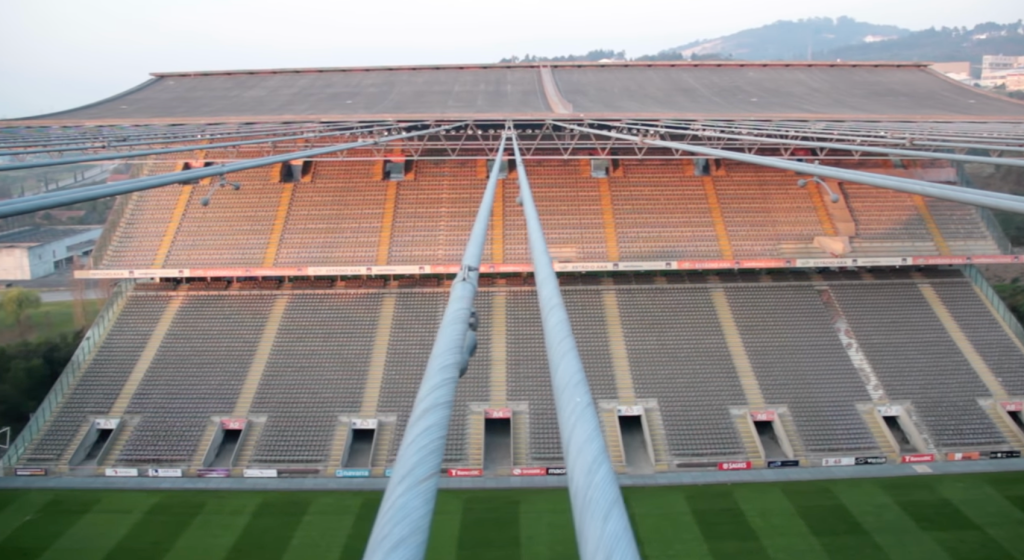imponente estádio de Braga com cordas de aço