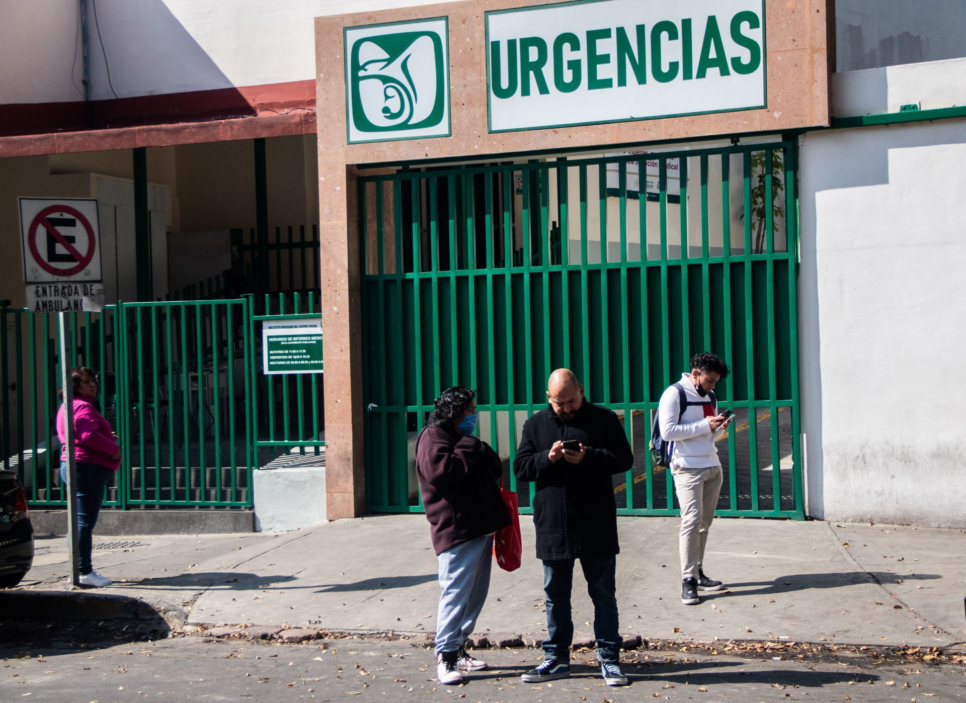 IMSS CDMX: Video muestra cómo bajan a paciente por las escaleras