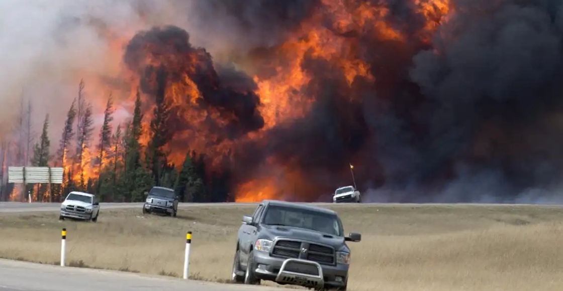 Los incendios forestales en Canadá se salen de control y así se ve la evacuación